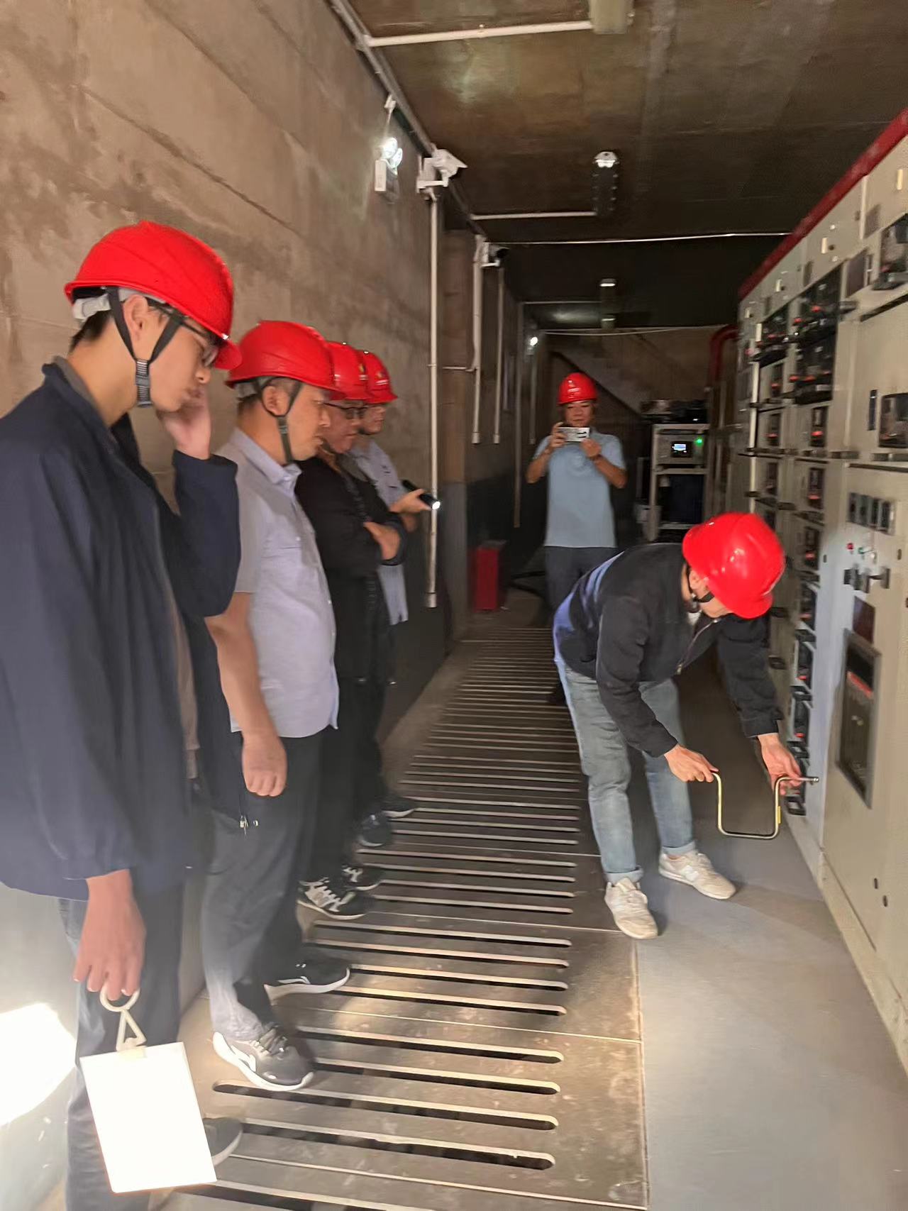 发电部人员正在进行“弧门配电室失压启动柴油发电机开启弧门”实操演练.jpg 发电部人员正在进行“弧门配电室失压启动柴油发电机开启弧门”实操演练.jpg