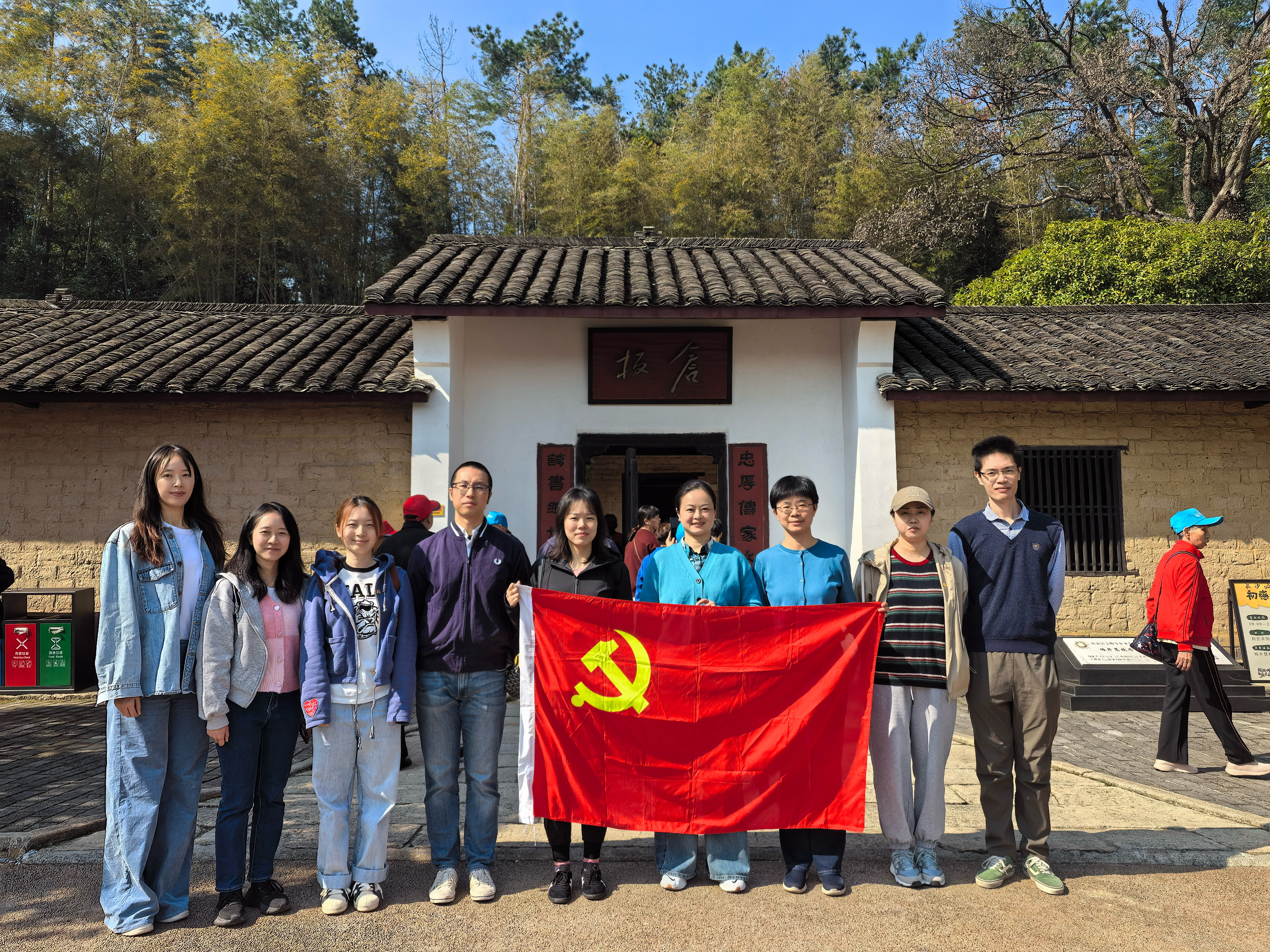 湖南发展资金财务部党支部与证券事务部党支部联合开展“传承红色基因 砥砺初心使命”主题党日活动